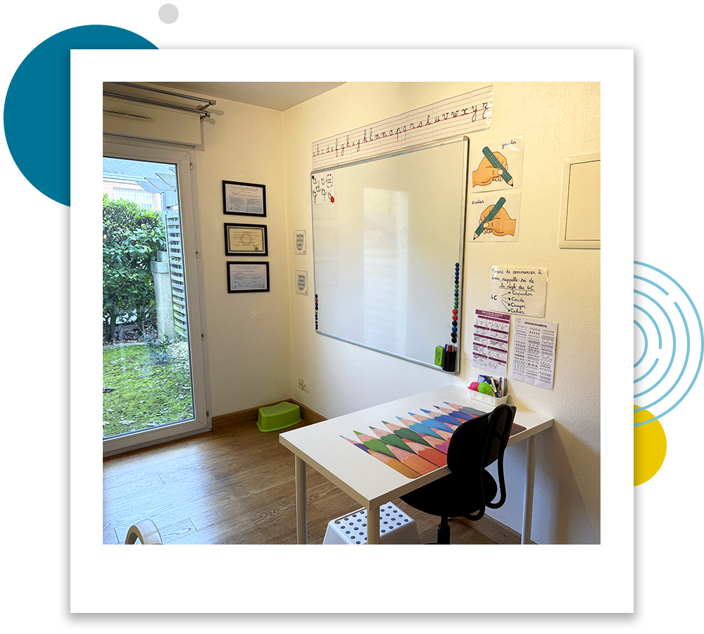 Photo du cabinet de rééducation de l'écriture à Orléans de Caroline Vuillemin : tableau noir, diplôme, jeux éducatifs, stylos, feutres, feuilles, ciseaux, bureau