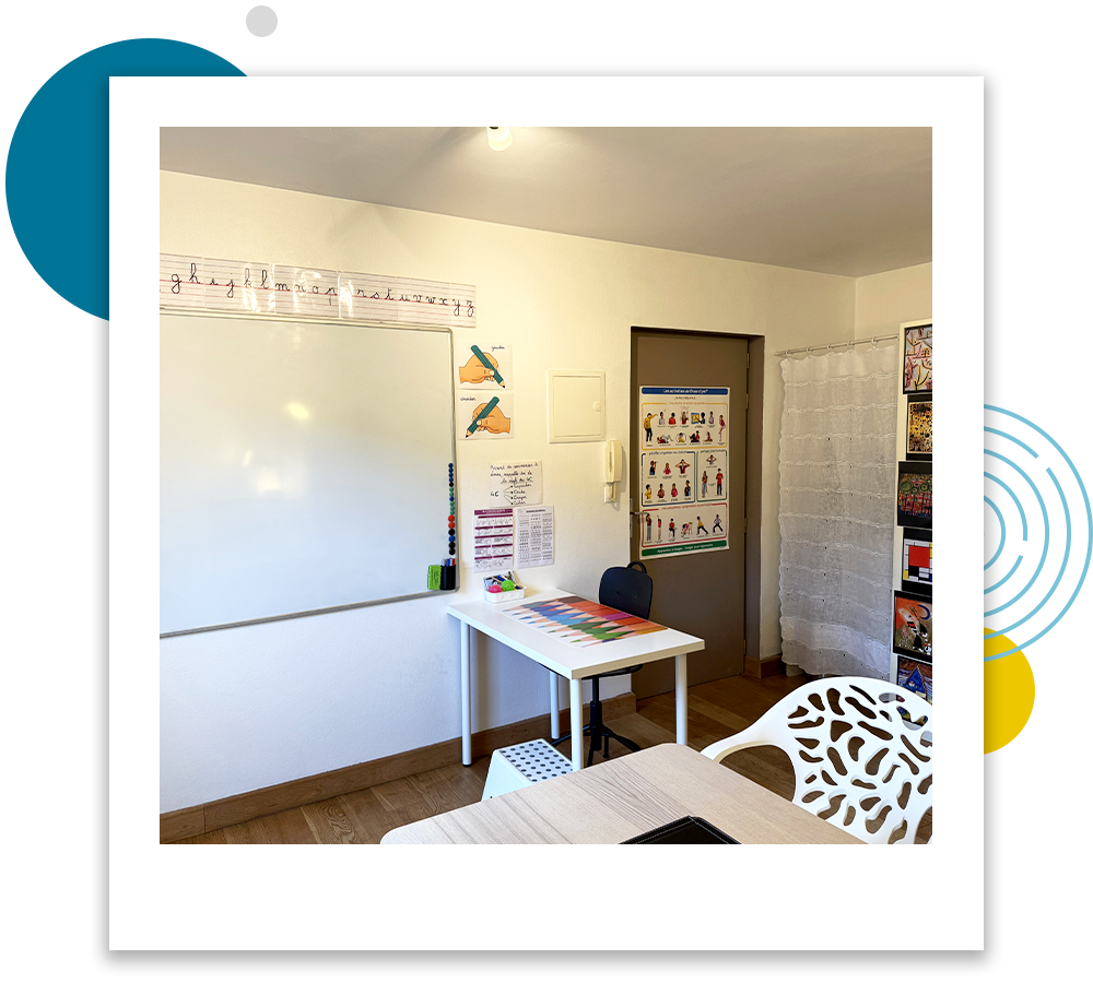 Photo du cabinet de rééducation de l'écriture à Orléans de Caroline Vuillemin : tableau noir, diplôme, jeux éducatifs, stylos, feutres, feuilles, ciseaux, bureau