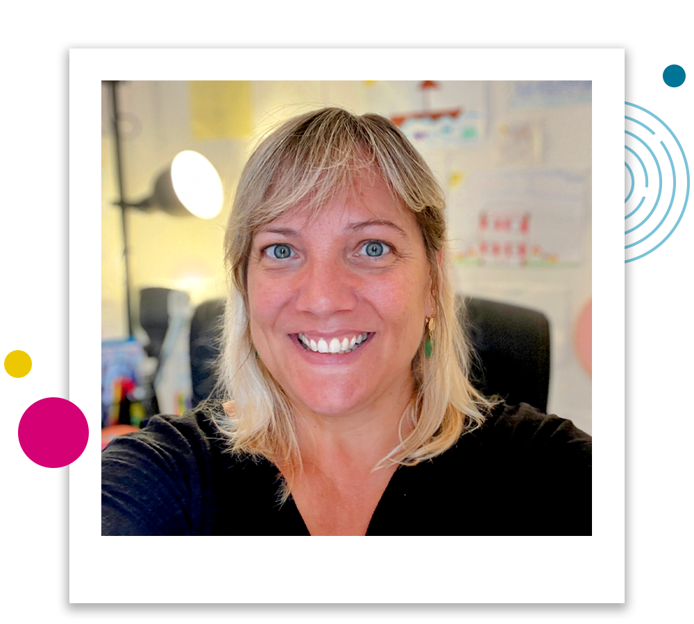 Portrait de Caroline Vuillemin dans son bureau de graphothérapie à Orléans